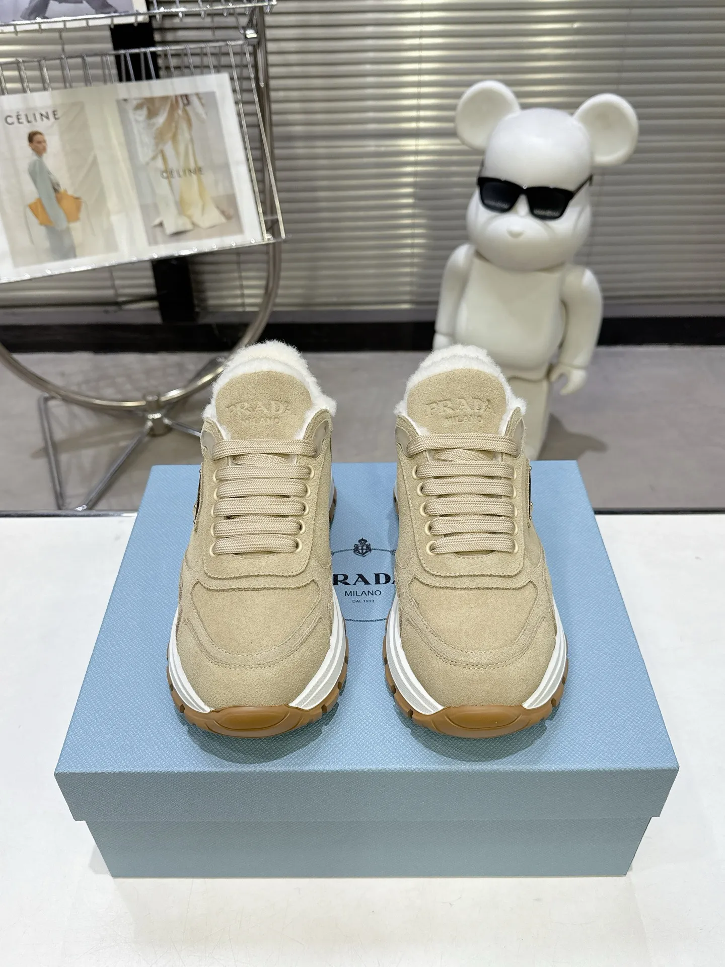 【PRADA】P: 660💰Couple style▪️Size: Women’s 35-40⚛Size: Men’s 39-44(45 customized) 2025 𝐬𝐬Prada’s new product, coming with strength! ❣️Many Internet celebrities have the same style, fashionable and versatile nice items, original shoes are developed and purchased from Italian counters, and are reproduced 1:1 according to the original taste. This year’s theme is not to be defined, embodying texture through simplicity💛From thick-soled sneakers to zigzag short boots to 2025 flat shoes, everything reveals a sure-fire momentum... It combines gentleness and handsomeness, the finishing touch for women❤️ Wear-resistant and ultra-light two-color outsole.
